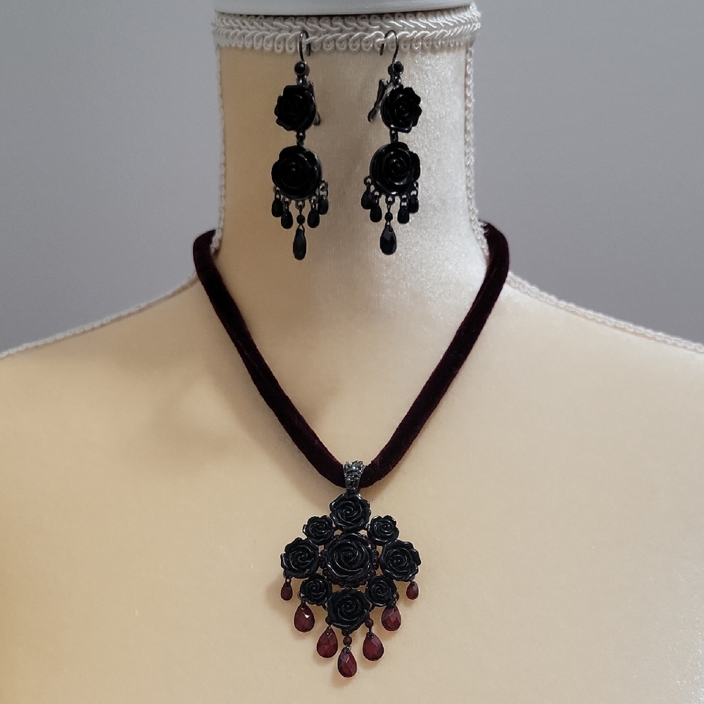 Elegant Black and Red Rose Jewelry Set